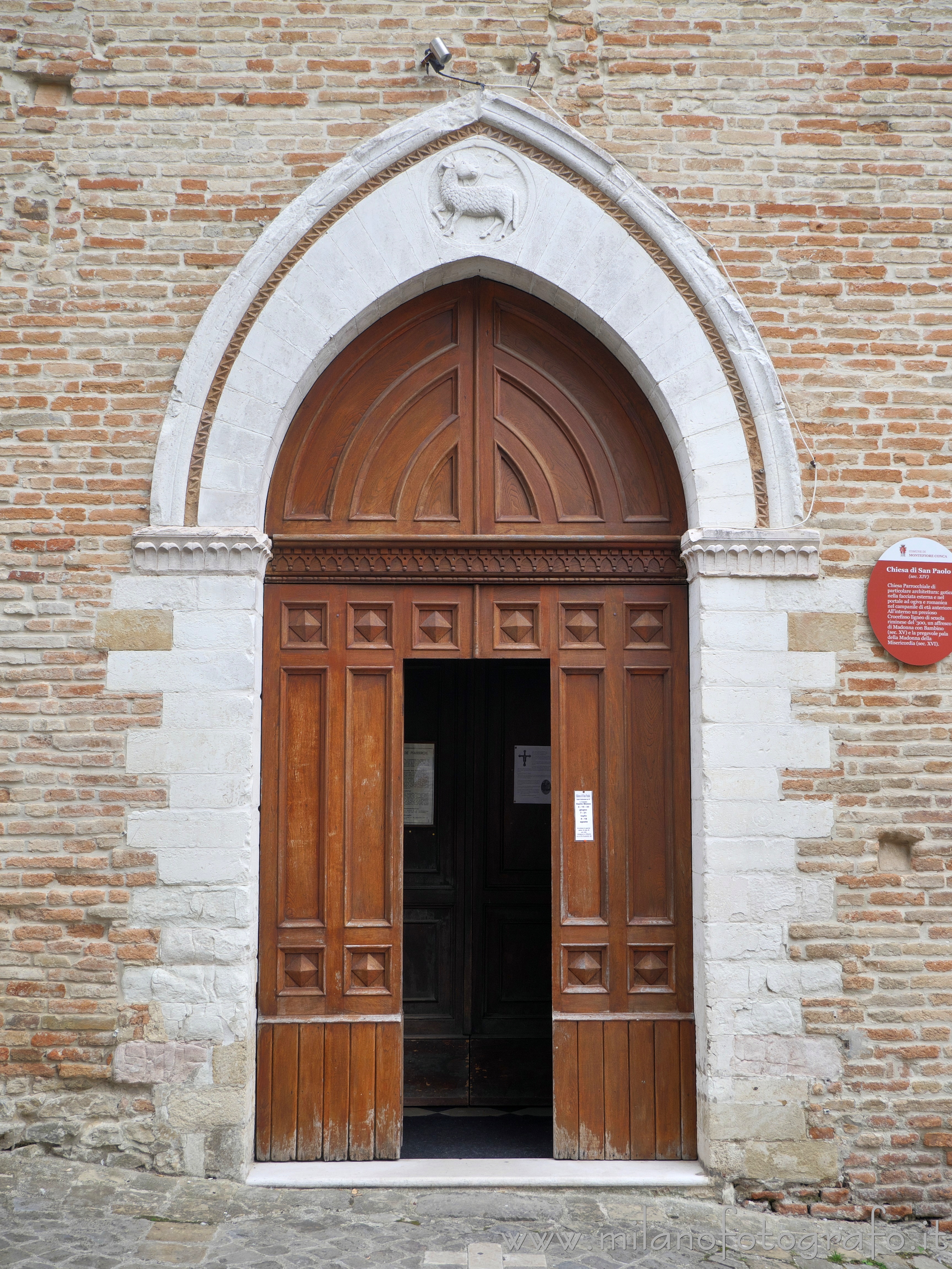 Montefiore Conca (Rimini) - Ingresso della Chiesa di San Paolo - Foto a piena risoluzione
